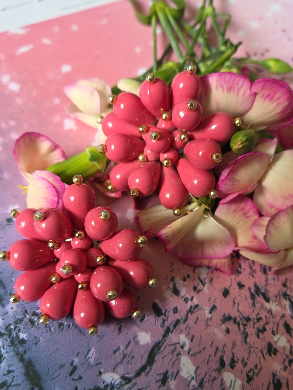 Vintage Women's Pink Floral Cluster Clip On Earrings.